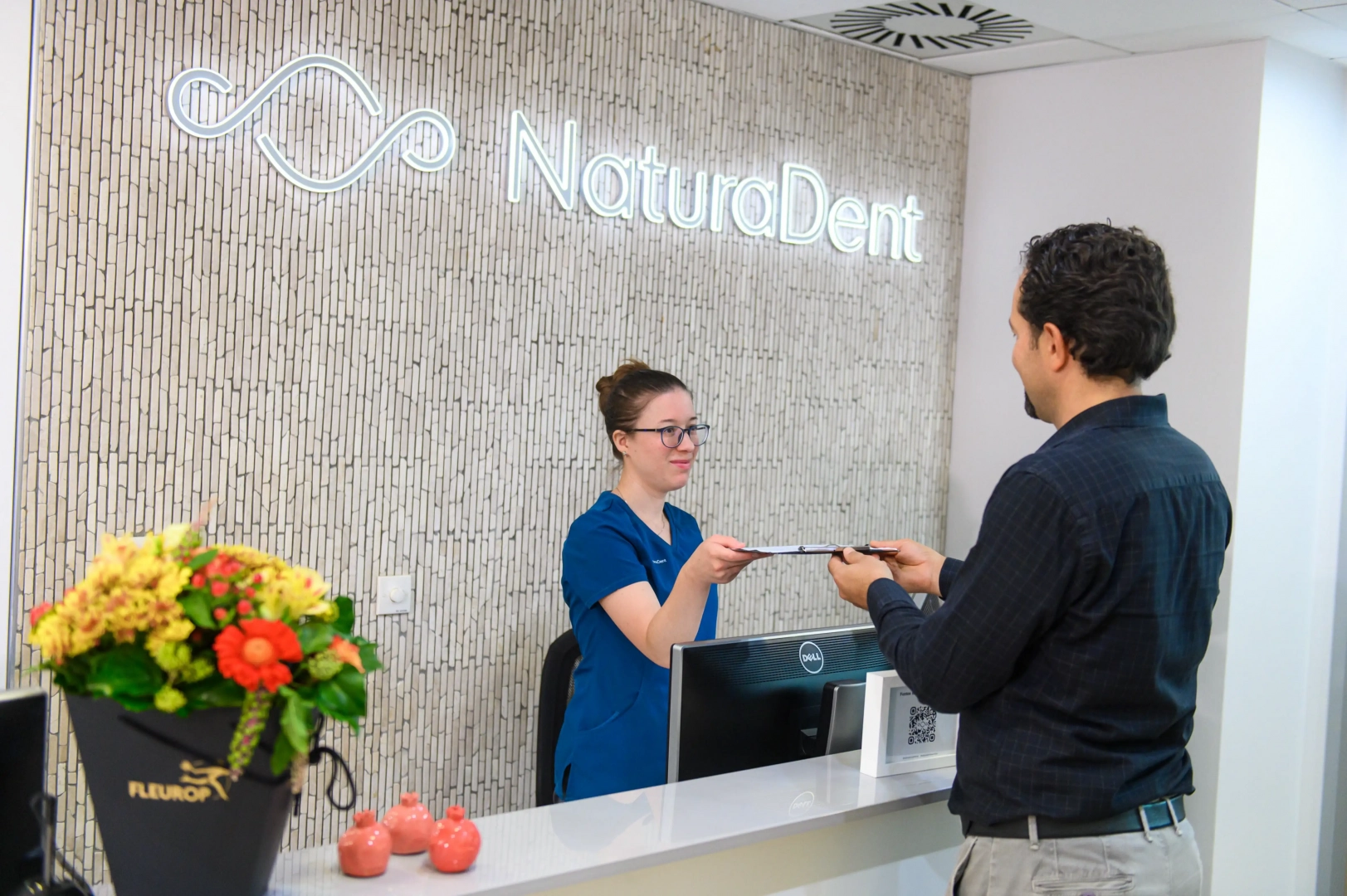 Fogorvosi konzultációra érkező páciens a Naturadent rendelőjében