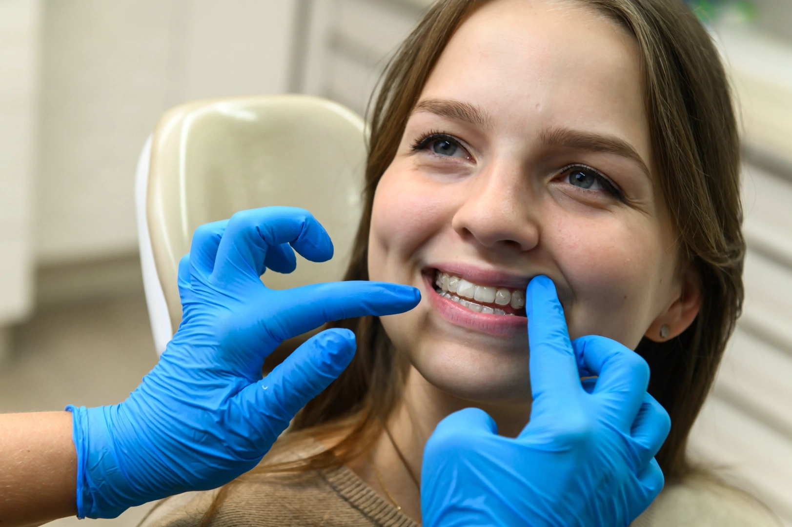 Mosolygó páciens Invisalign fogszabályozás után